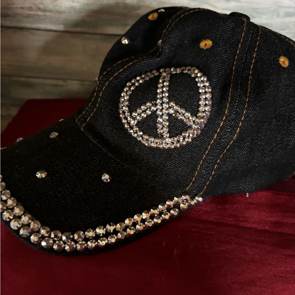 Cap with crystal - Picture 2 of 5